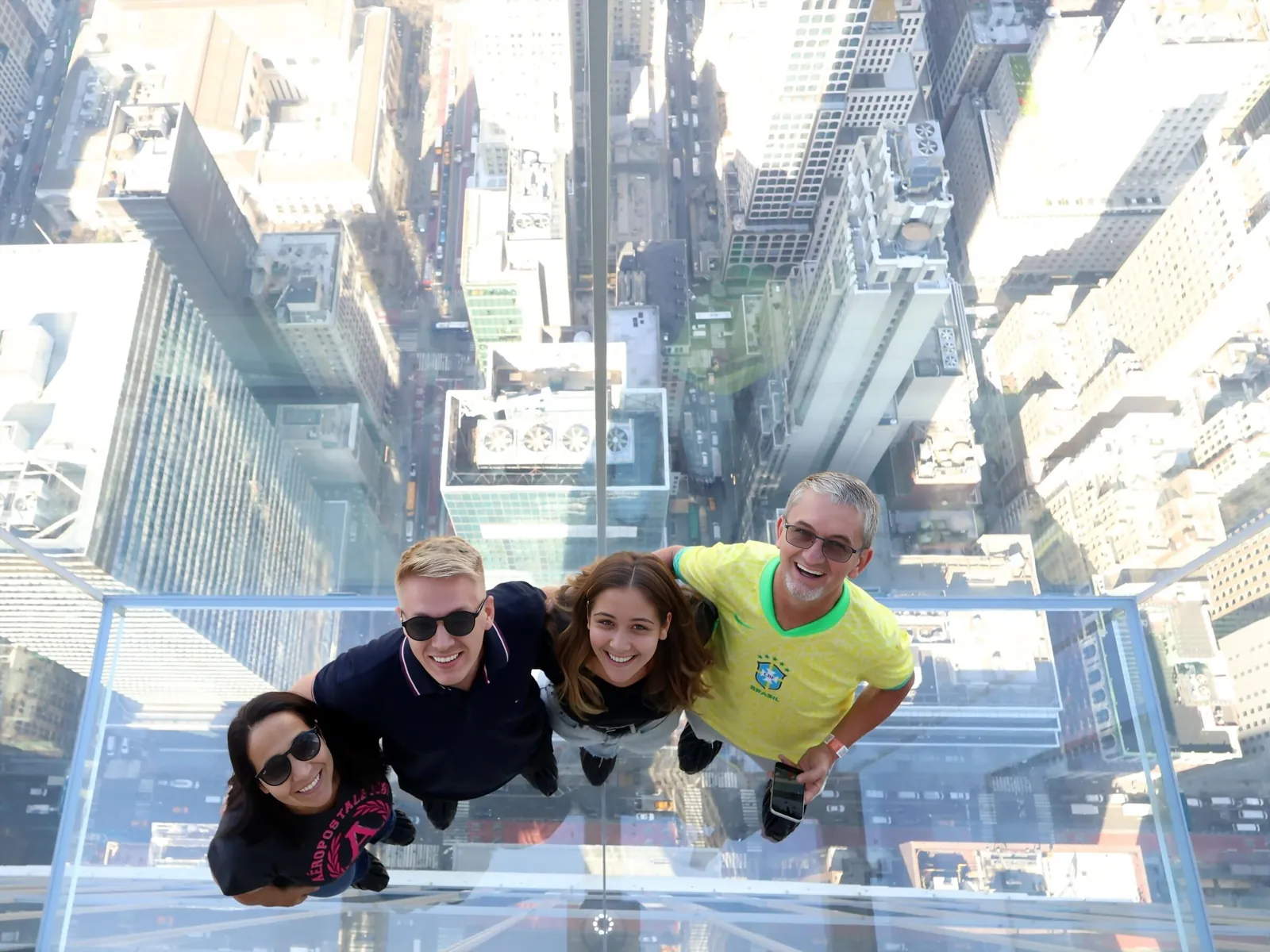 Equipe Buchner no topo de um arranha-céu em Nova York